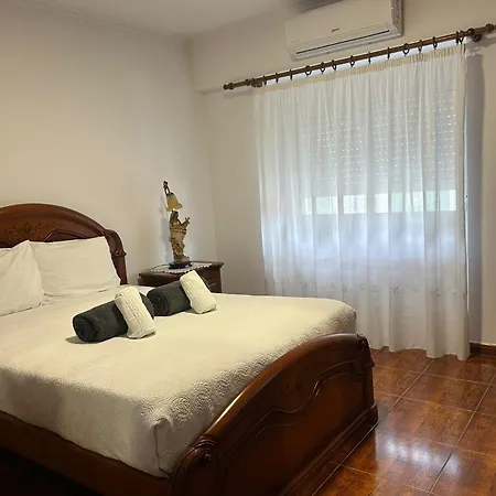 The Rock Family House 蓬塔德尔加达